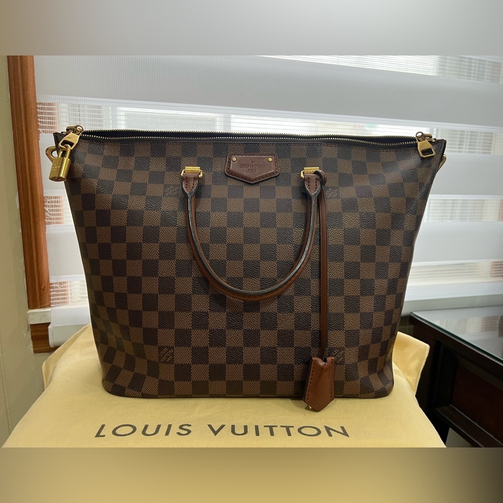 LOUIS VUITTON
Damier Belmont Bag